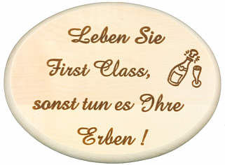 Schild mit Einbrand "Leben Sie First Class..."